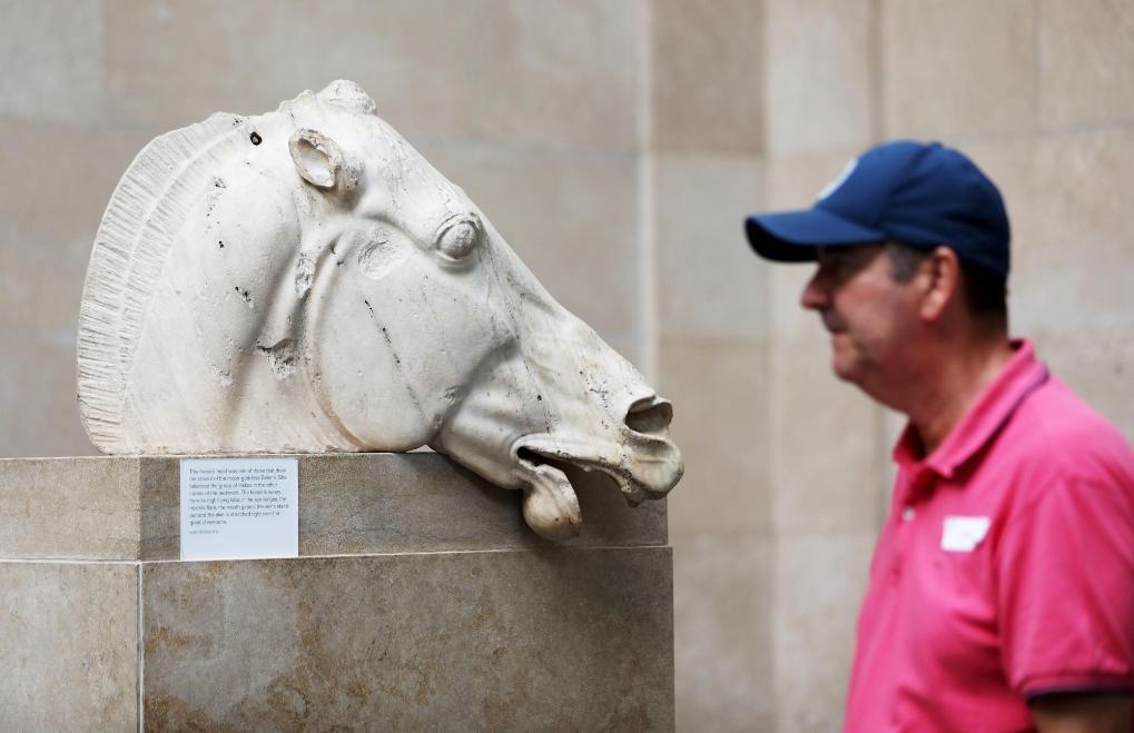 2023年9月7日，一名男子在英國倫敦大英博物館參觀帕特農(nóng)神廟大理石雕刻。新華社記者李穎攝