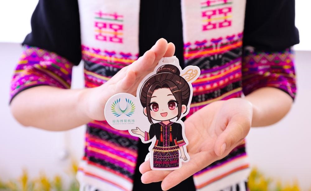 △2024年3月22日，博鰲機場工作人員展示“博鰲香”香氛卡片。