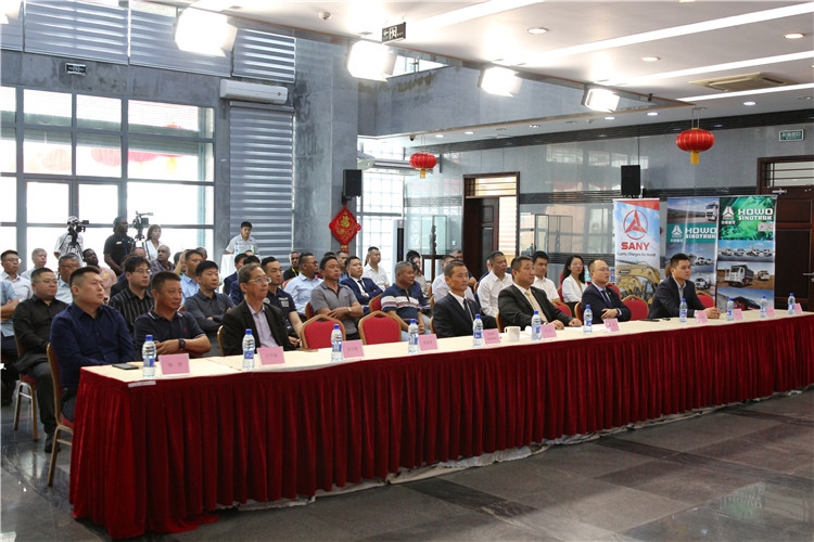 當(dāng)?shù)貢r(shí)間3月26日下午，中國(guó)品牌重型機(jī)械、載重車(chē)輛宣傳推介會(huì)在中國(guó)駐蘇里南大使館舉行。圖為宣介會(huì)現(xiàn)場(chǎng)。中國(guó)駐蘇里南大使館供圖