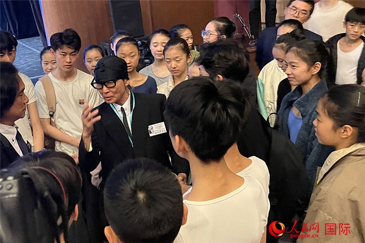 松山芭蕾舞團(tuán)總代表清水哲太郎與中央芭蕾舞團(tuán)舞蹈學(xué)校的學(xué)生們交流。人民網(wǎng)記者 張麗婭攝