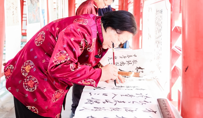 杏花節(jié)書畫展上書法家現(xiàn)場(chǎng)創(chuàng)作。受訪方供圖