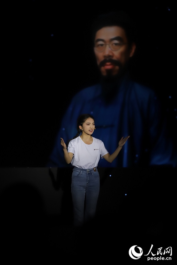 數(shù)字人“聞一多”與青年學(xué)生隔空對(duì)話。人民網(wǎng)記者 李發(fā)興攝