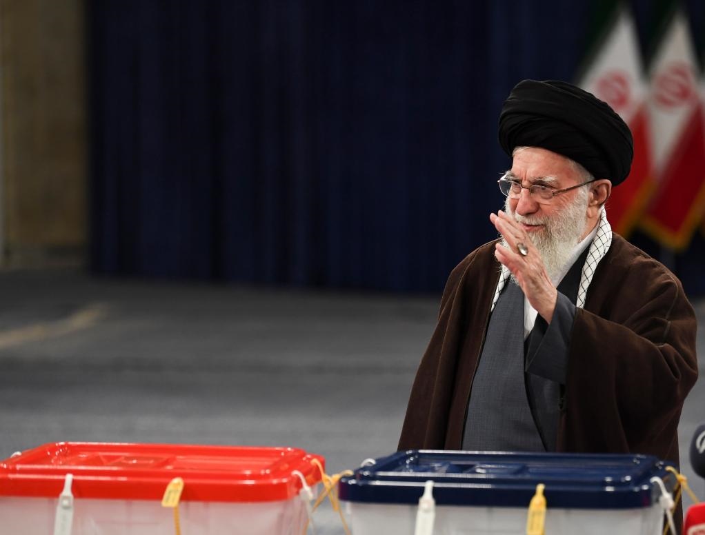 3月1日，在伊朗首都德黑蘭，伊朗最高領(lǐng)袖哈梅內(nèi)伊在設(shè)于領(lǐng)袖府內(nèi)的投票站投票。新華社記者沙達(dá)提攝