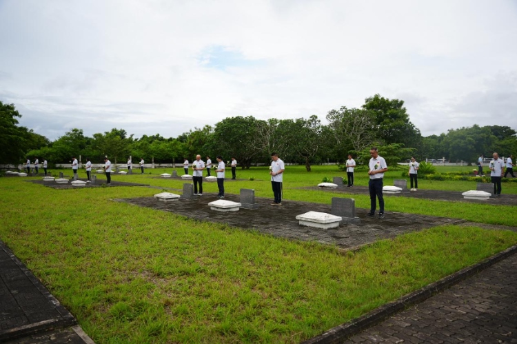 醫(yī)療隊隊員向烈士們獻(xiàn)花。中國援桑醫(yī)療隊供圖