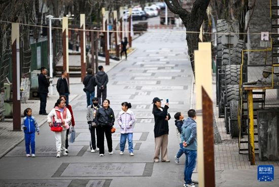 4月5日，游客在寧夏石嘴山市大武口洗煤廠工業(yè)遺址公園游覽。新華社記者 馮開華 攝