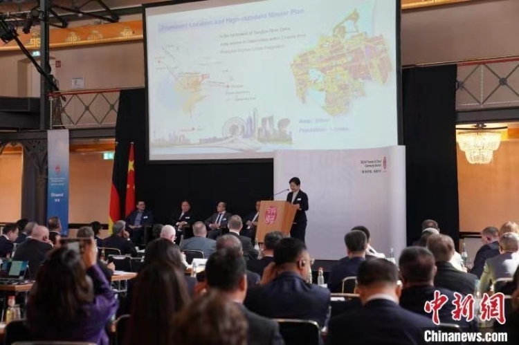 當(dāng)?shù)貢r間4月5日，由中國商務(wù)部主辦的“投資中國”德國專場推介活動在斯圖加特市舉行。中新社記者 馬秀秀 攝