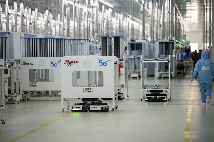 2024年1月10日，在位于浙江省金華市金義新區(qū)的潤(rùn)馬光能集團(tuán)金華工廠智能化生產(chǎn)車間里，AGV（自動(dòng)導(dǎo)引運(yùn)輸）小車忙碌穿梭在生產(chǎn)單元之間。圖源新華社