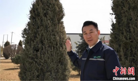 圖為王佐向記者介紹自己的新能源綠電廠區(qū)。白先森 攝