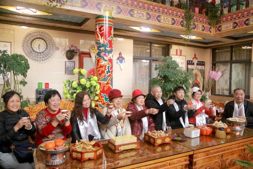 游客們?nèi)胱∶袼藓?，舉杯共飲酥油茶。新華社記者 邱星翔 攝