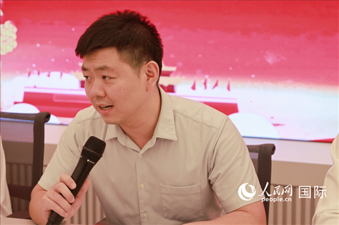 中國(guó)駐里約總領(lǐng)館領(lǐng)僑處處長(zhǎng)齊冀在座談會(huì)上致辭。人民網(wǎng)記者 陳海琪攝