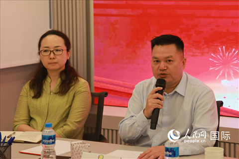 巴西和統(tǒng)會(huì)會(huì)長(zhǎng)張小春（右）在座談會(huì)上致辭。人民網(wǎng)記者 陳海琪攝