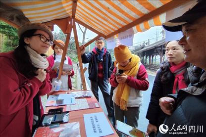 1月6日，“2024成都蒲江柑甜采摘節(jié)”上，記者見到了小萌（左一）和許多年輕人忙著做訪客接待、現(xiàn)場(chǎng)布置、票務(wù)核對(duì)、采摘服務(wù)等工作。人民網(wǎng)記者朱虹攝