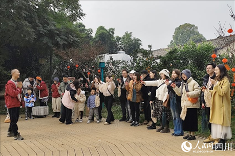 葉科（左一）給前來(lái)參與活動(dòng)的“柑爸柑媽”介紹生態(tài)種植果。人民網(wǎng)記者朱虹攝