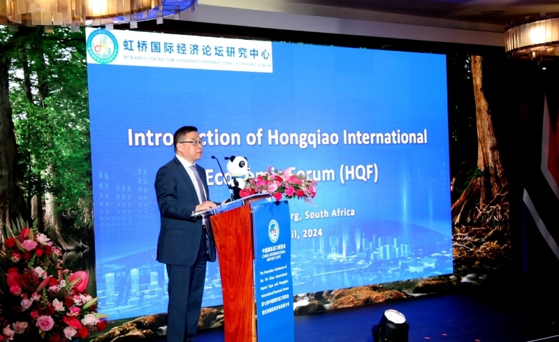 虹橋國際經(jīng)濟(jì)論壇研究中心副理事長、商務(wù)部國際貿(mào)易經(jīng)濟(jì)合作研究院副院長俞子榮致辭。（圖片來源：中國國際進(jìn)口博覽會官微）