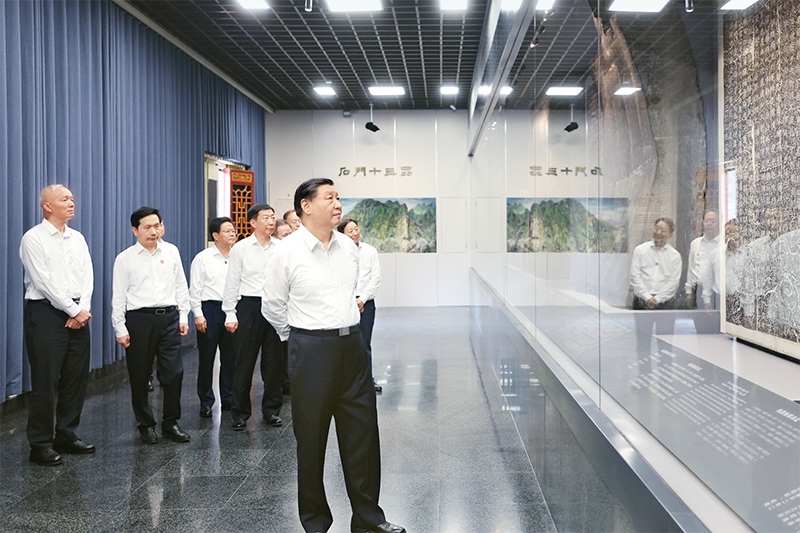 2023年7月29日，中共中央總書記、國家主席、中央軍委主席習近平在四川考察結(jié)束返京途中，來到陜西省漢中市考察。這是習近平參觀漢中市博物館有關(guān)歷史文物展陳。 新華社記者 鞠鵬/攝