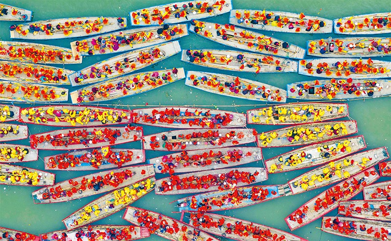 溱潼會(huì)船由南宋相沿至今，歷經(jīng)數(shù)百年傳承，被列入國(guó)家級(jí)非物質(zhì)文化遺產(chǎn)名錄。圖為2024年4月6日在江蘇省泰州市姜堰區(qū)溱湖國(guó)家濕地公園參加會(huì)船表演的船只。 新華社發(fā) 湯德宏/攝