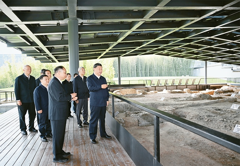 2023年10月10日至13日，中共中央總書記、國家主席、中央軍委主席習近平在江西考察。這是11日上午，習近平在景德鎮(zhèn)市陶陽里歷史文化街區(qū)南麓遺址考察。 新華社記者 謝環(huán)馳/攝