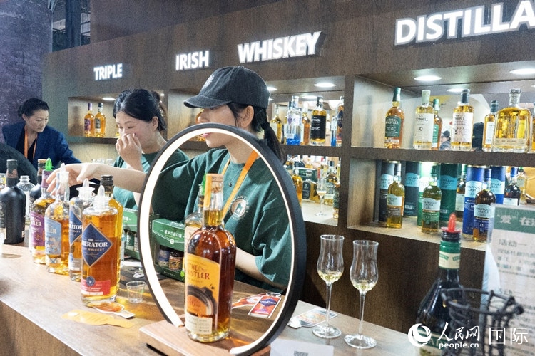 第四屆中國國際消費品博覽會愛爾蘭國家館內(nèi)的參展商。人民網(wǎng) 常沙攝