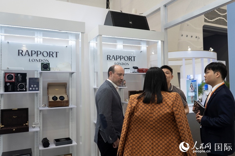 客商在第四屆中國國際消費品博覽會英國國家館內(nèi)交談。人民網(wǎng) 常沙攝