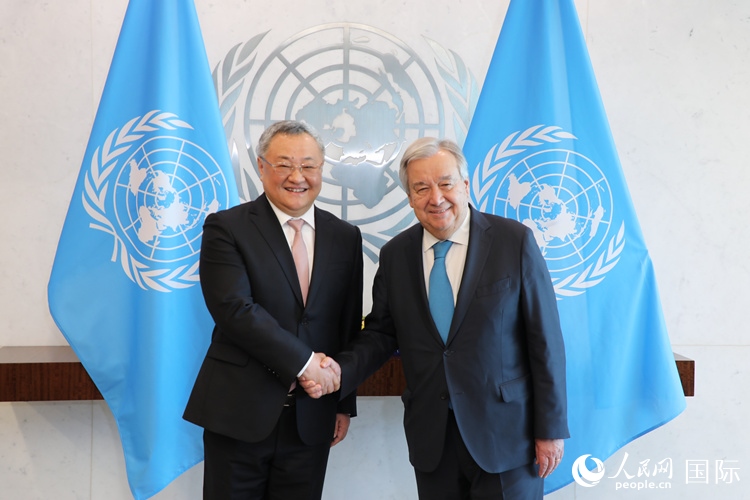 4月16日，中國新任常駐聯(lián)合國代表、特命全權大使傅聰在紐約聯(lián)合國總部向聯(lián)合國秘書長古特雷斯遞交了全權證書。 人民網(wǎng)記者 李志偉攝