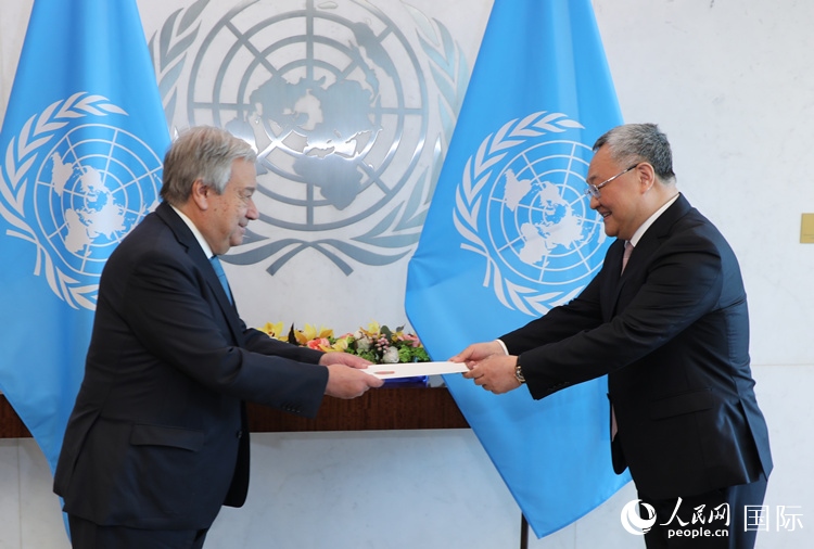 4月16日，中國新任常駐聯(lián)合國代表、特命全權大使傅聰在紐約聯(lián)合國總部向聯(lián)合國秘書長古特雷斯遞交了全權證書。 人民網(wǎng)記者 李志偉攝