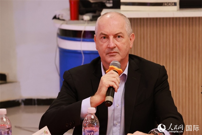 巴西里約大都會(huì)研究所執(zhí)行官西奧·舒克在座談會(huì)上致辭。人民網(wǎng)記者 陳海琪攝
