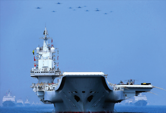 制空作戰(zhàn)梯隊(duì)飛越航母編隊(duì)上空（2018年攝）。 張雷攝