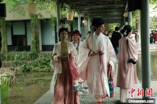 年輕人盛裝過“漢服節(jié)”。毛瑜 攝