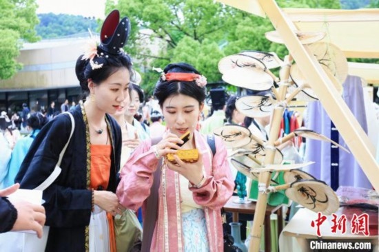 漢服愛好者逛集市。中國絲綢博物館 供圖