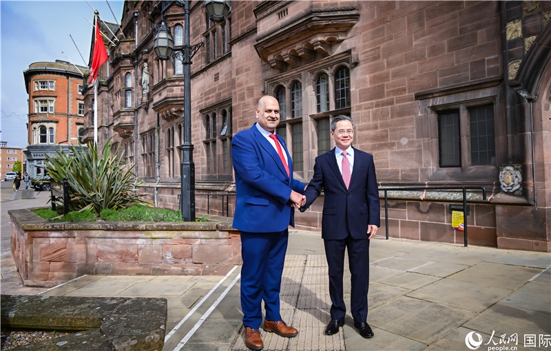 圖為中國駐英國大使鄭澤光在考文垂市政廳會見現(xiàn)場。人民網(wǎng) 郭錦標攝