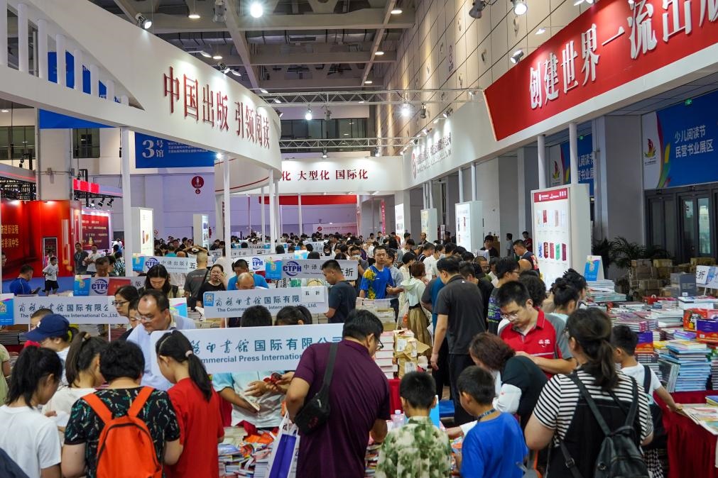 2023年7月31日，在第31屆全國圖書交易博覽會上，讀者在閱覽選購新書。新華社記者 朱崢 攝