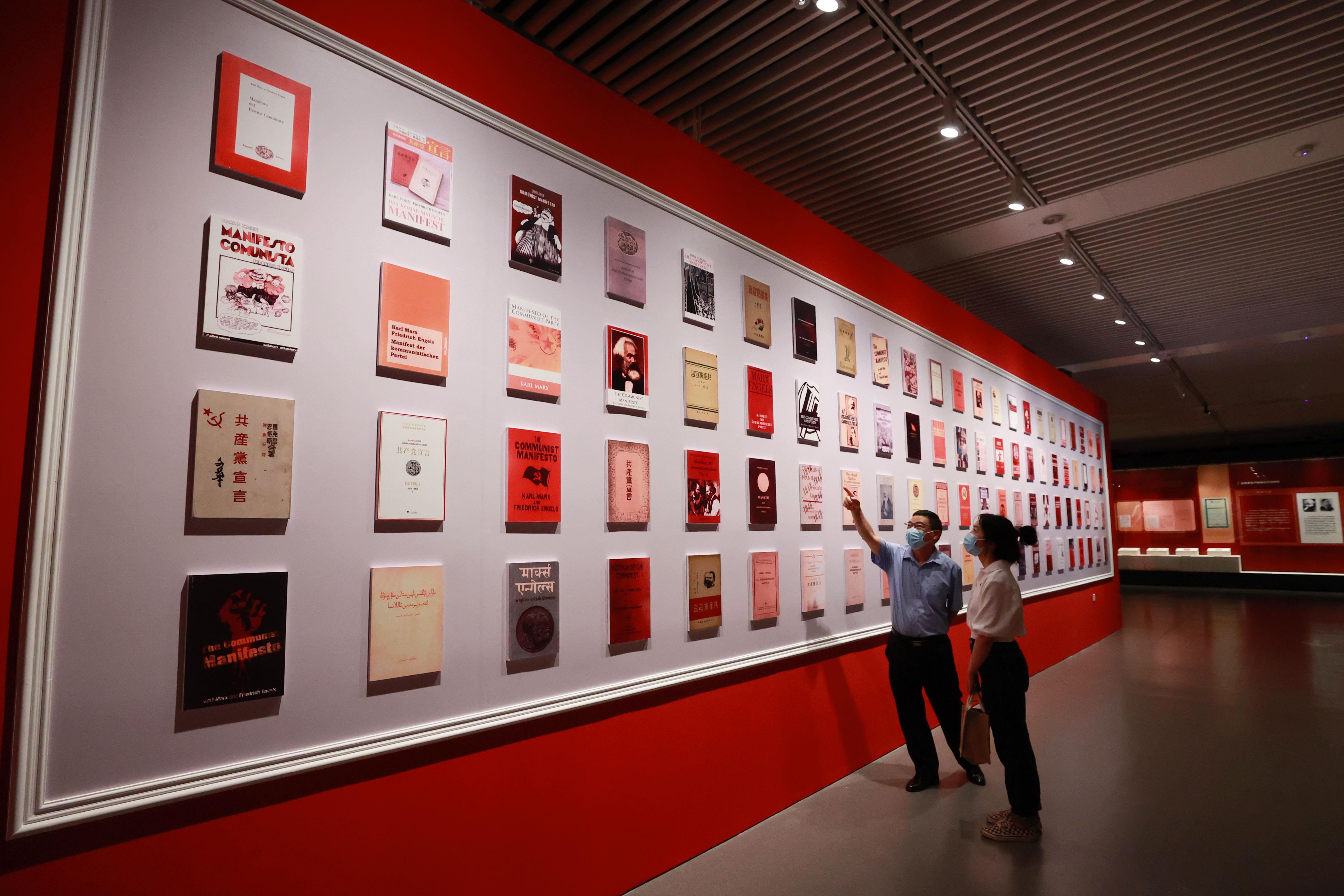 △2021年8月5日，觀眾在國家圖書館觀看不同版本的《共產(chǎn)黨宣言》。