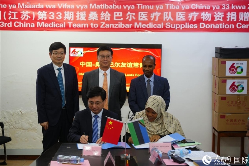 江蘇省蘇北人民醫(yī)院黨委書(shū)記束余聲與桑衛(wèi)生部首席秘書(shū)哈比巴簽署捐贈(zèng)書(shū)