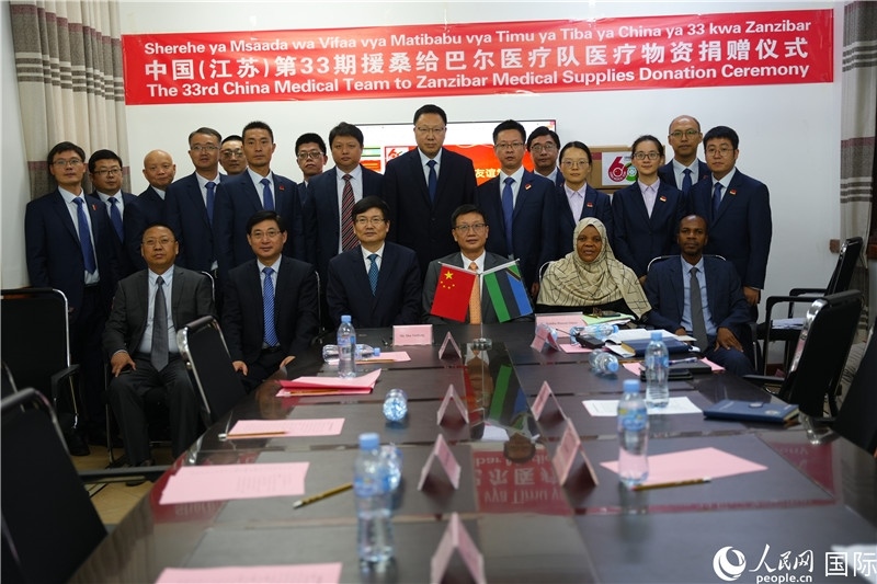 中非雙方代表及醫(yī)療隊(duì)在捐贈(zèng)現(xiàn)場(chǎng)合影。中國(guó)援桑醫(yī)療隊(duì)供圖