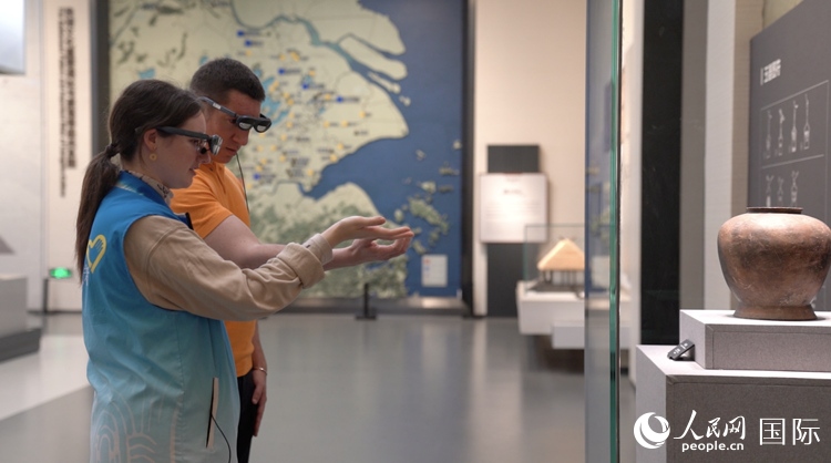 人民網(wǎng)外籍專家在良渚博物院體驗AR眼鏡。人民網(wǎng)記者 袁蒙攝