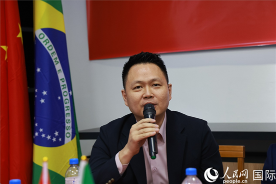 中國(guó)駐里約熱內(nèi)盧總領(lǐng)館副總領(lǐng)事王尉育在座談會(huì)上致辭。人民網(wǎng)記者 陳海琪攝
