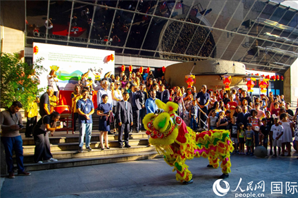 巴西民眾在里約天文館前觀看舞獅表演。四川省文化和旅游廳供圖。