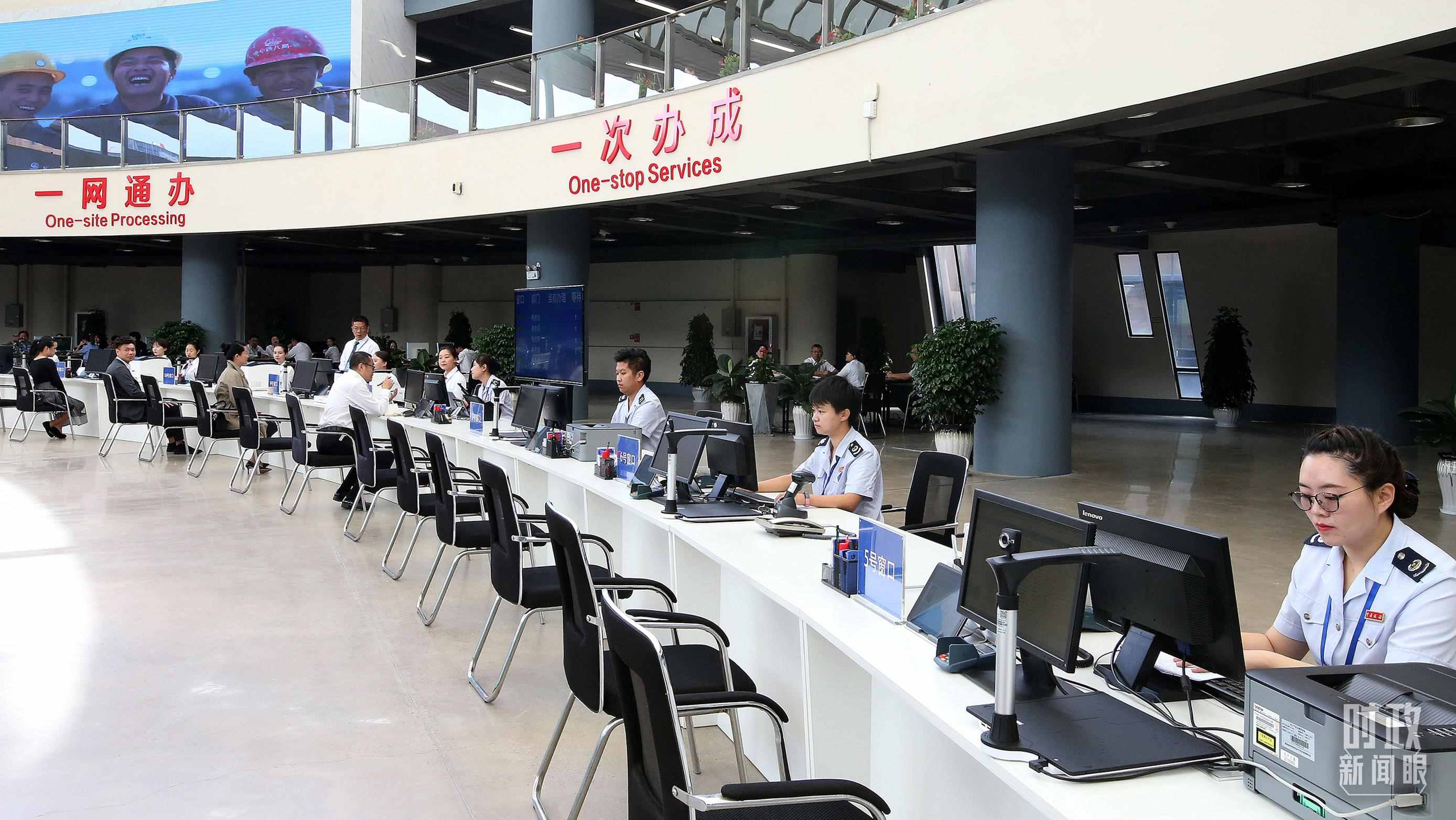 △中國（云南）自由貿(mào)易試驗區(qū)昆明片區(qū)綜合服務(wù)中心。（圖/視覺中國）