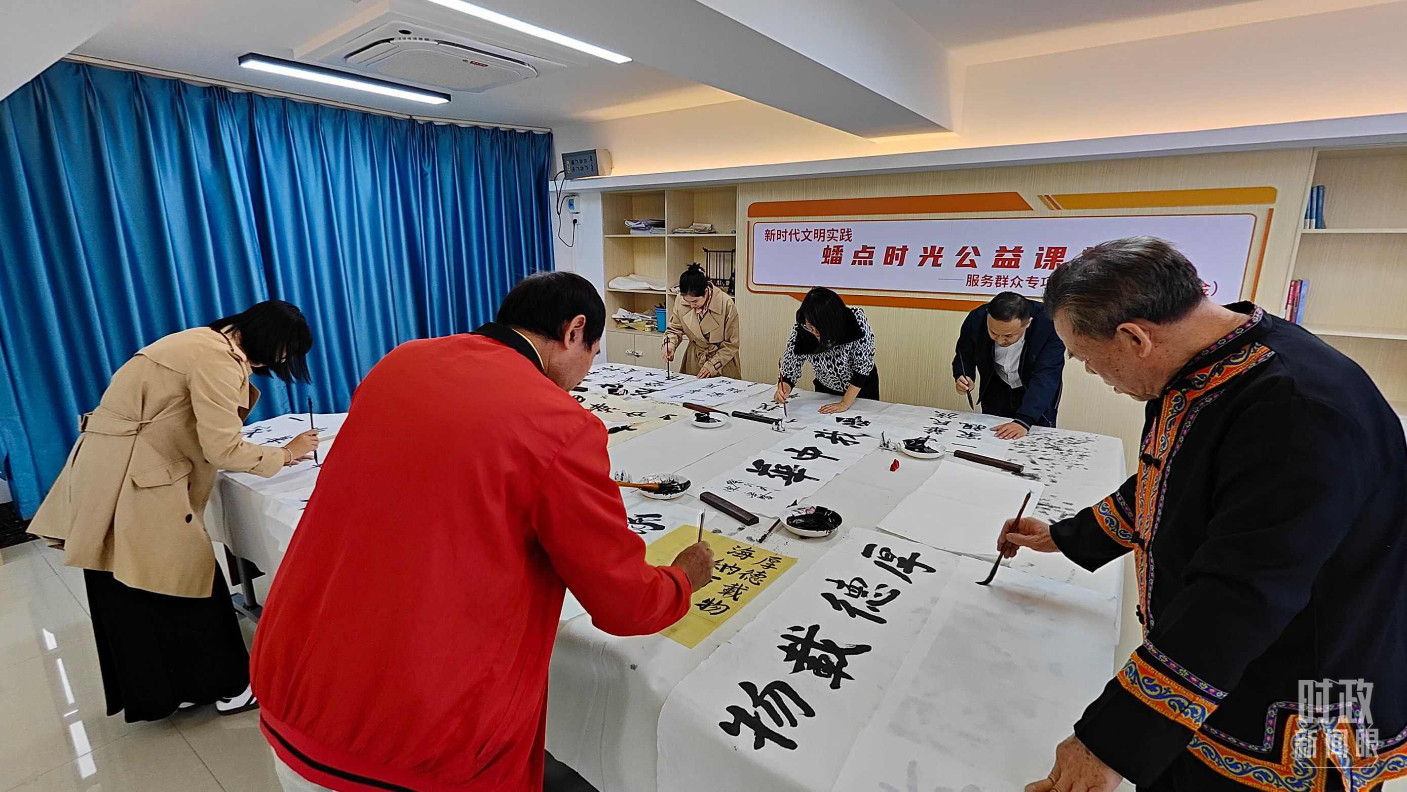 △廣西南寧市多民族社區(qū)——盤龍社區(qū)居民練習(xí)書法。（總臺央視記者楊立峰拍攝）