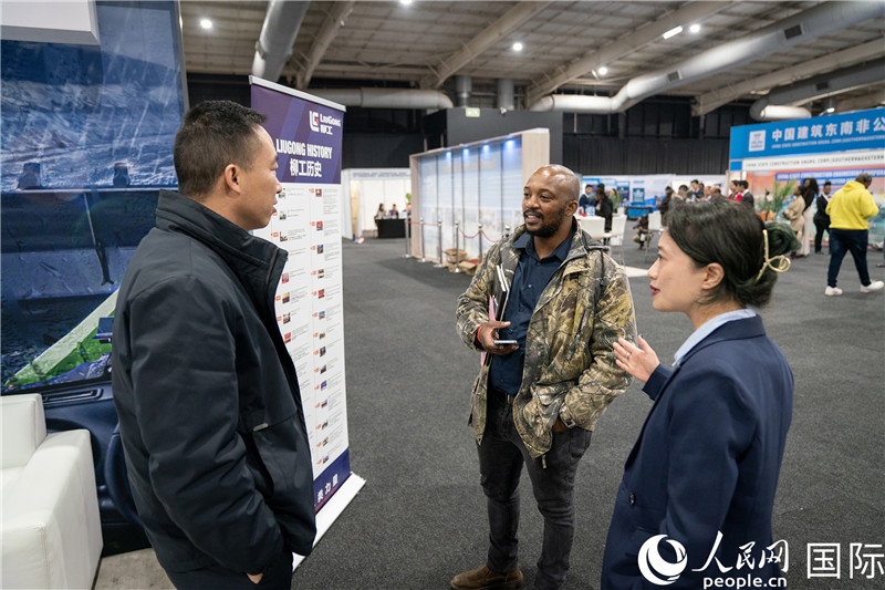 中企工作人員和當(dāng)?shù)厍舐氄呓徽?。希拉茲攝