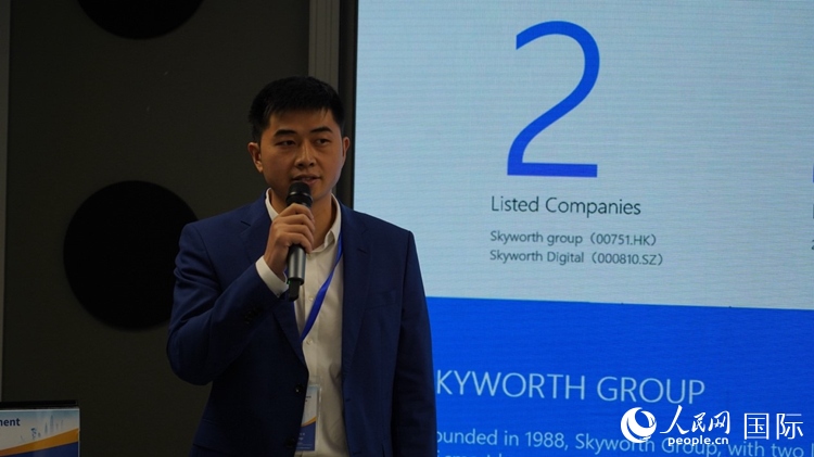 創(chuàng)維南非綠能公司總經(jīng)理倪亮介紹創(chuàng)維的破圈之路。人民網(wǎng) 劉暢攝