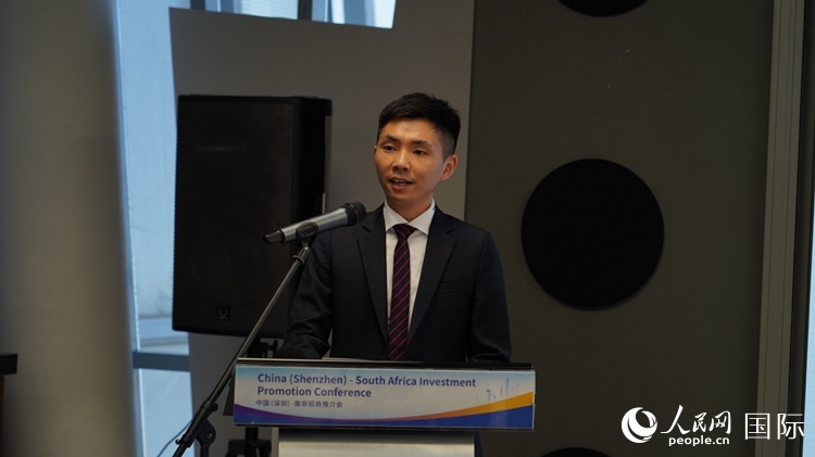 深圳市黃金珠寶首飾行業(yè)協(xié)會(huì)副會(huì)長(zhǎng)李澤鋒介紹深圳市黃金珠寶產(chǎn)業(yè)發(fā)展情況。人民網(wǎng) 劉暢攝