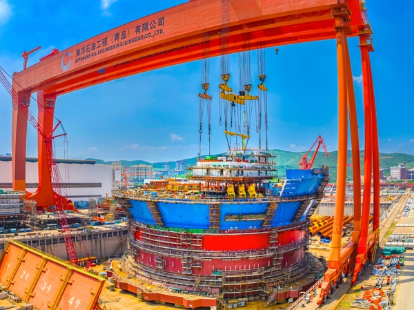 “海葵一號”通過雙龍門吊進(jìn)行總裝。侯憲鵬攝
