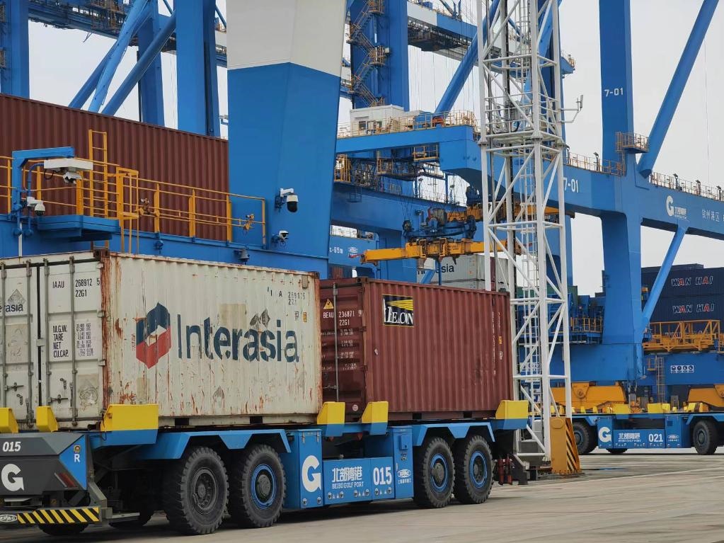 在欽州自動化集裝箱碼頭，智能導引運輸車在運送集裝箱。新華社記者趙歡 攝