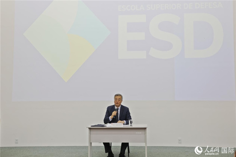 當(dāng)?shù)貢r間4月23日，中國駐巴西大使祝青橋應(yīng)邀在巴西高等防務(wù)學(xué)院作專題講座，全面介紹中國外交和國防政策、經(jīng)濟(jì)形勢及中巴關(guān)系前景。 人民網(wǎng)記者 陳一鳴攝