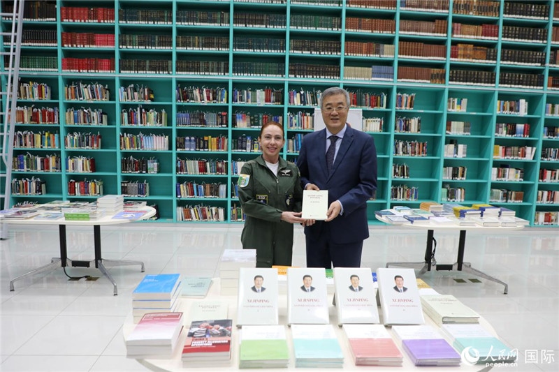 授課后，中國駐巴西大使祝青橋向巴西高等防務(wù)學(xué)院圖書館捐贈了150本書籍。圖為祝青橋和巴西高等防務(wù)學(xué)院院長卡拉·利里奧·馬丁斯在圖書捐贈儀式上。 人民網(wǎng)記者 陳一鳴攝