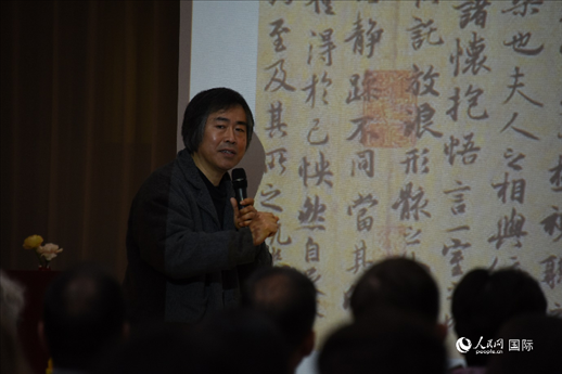 國(guó)家畫院王東聲教授介紹中國(guó)書法作品。人民網(wǎng)記者 殷淼攝