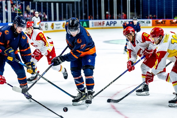 雙方球員爭(zhēng)搶。圖片來(lái)源：國(guó)際冰聯(lián)