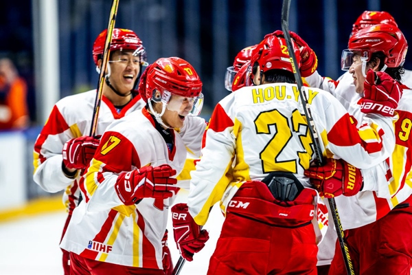 中國(guó)隊(duì)球員慶祝進(jìn)球。圖片來(lái)源：國(guó)際冰聯(lián)