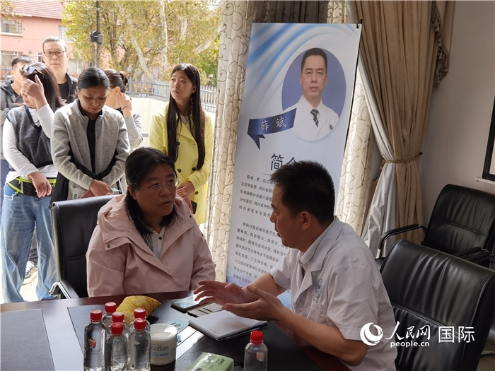 中醫(yī)專家為當?shù)厝A僑華人提供中醫(yī)咨詢和診療服務。 （本報記者 楊謳 攝）